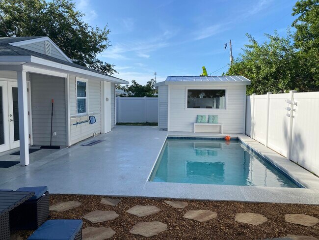 Building Photo - 1510 3rd Ct