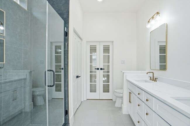 Building Photo - 128 N Cedar St