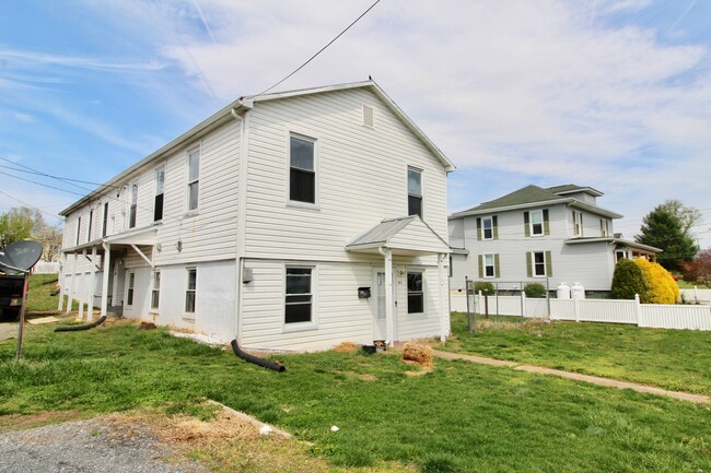 Building Photo - Larger Renovated 2 Bed / 1 Bath Apartment ...
