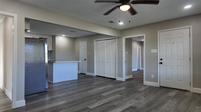 Building Photo - 917 Temple Dr