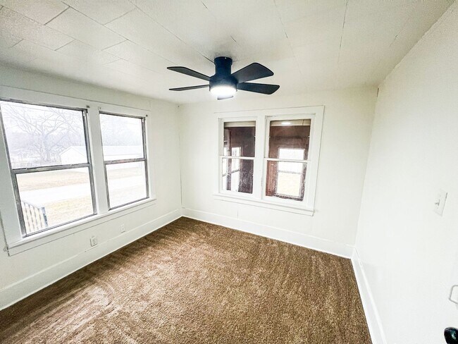 Building Photo - Charming 2 Bed, 1 Bath Home with Modern Kitchen