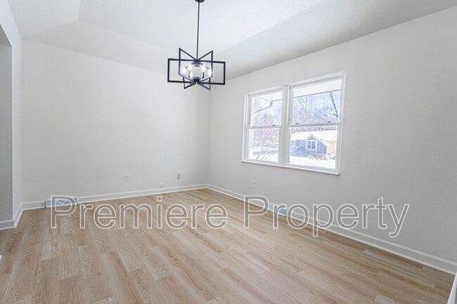 Building Photo - 705 NW Buckingham Pl