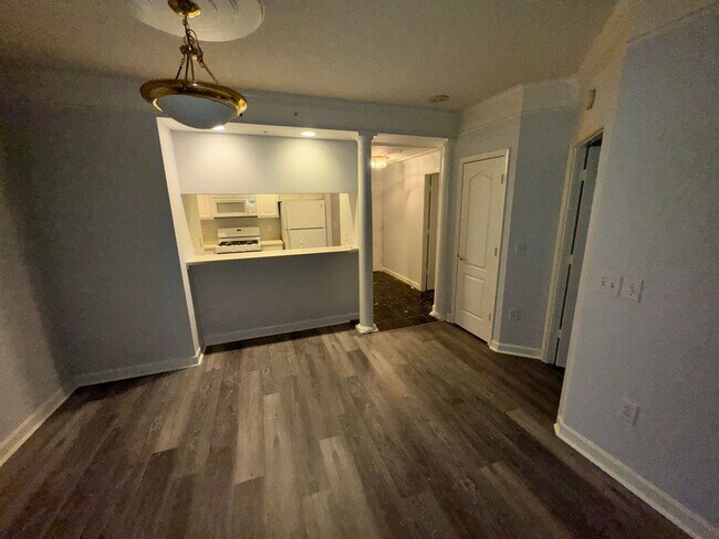 Building Photo - Updated 1BR Condo with Parking Near Virgin...