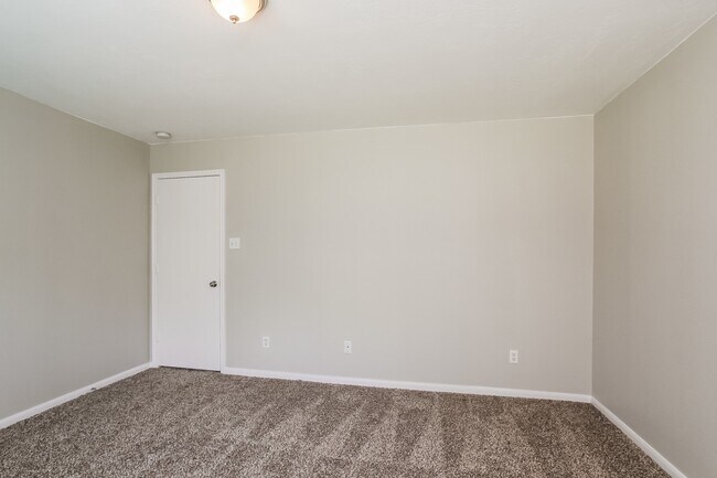 Building Photo - 1910 Emerald Pathway Dr