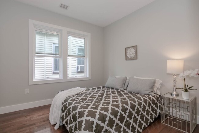 Building Photo - 71 Savin St