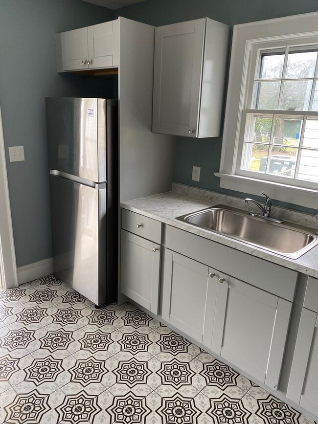 Building Photo - SUNSET PARK - 2 Bedroom House in quaint an...