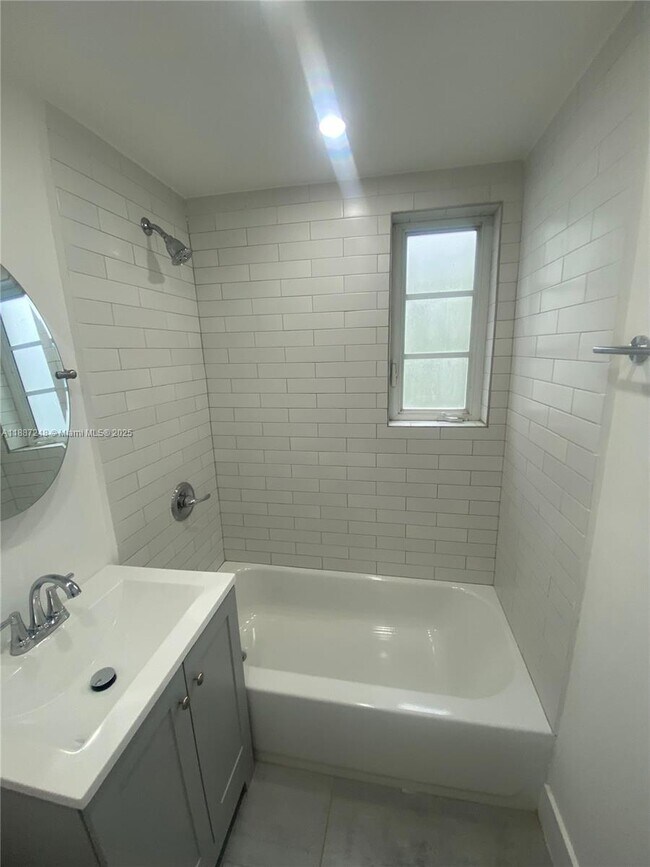 Building Photo - 320 25th St