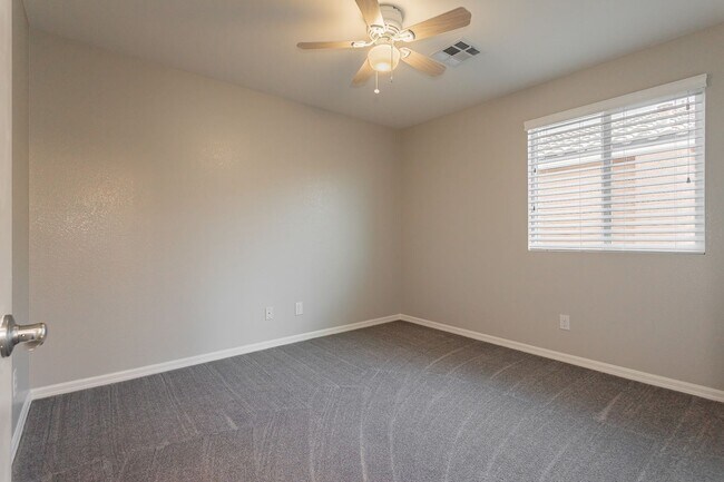 Building Photo - Exquisite 5 bedroom 4 bathroom home with fresh paint and new carpet waiting for you!