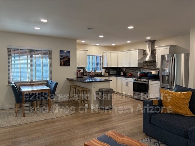 Building Photo - 1928 N Lynn Dr