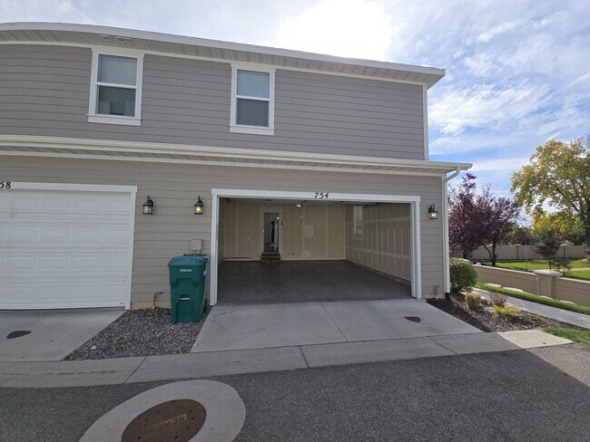 Building Photo - 754 E 950 N