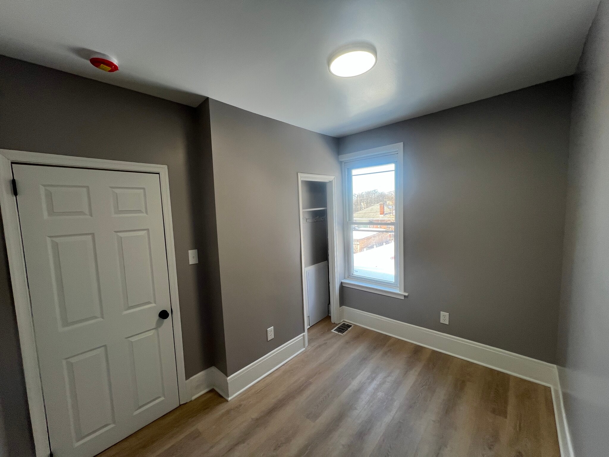 Building Photo - 1018 W 8th St