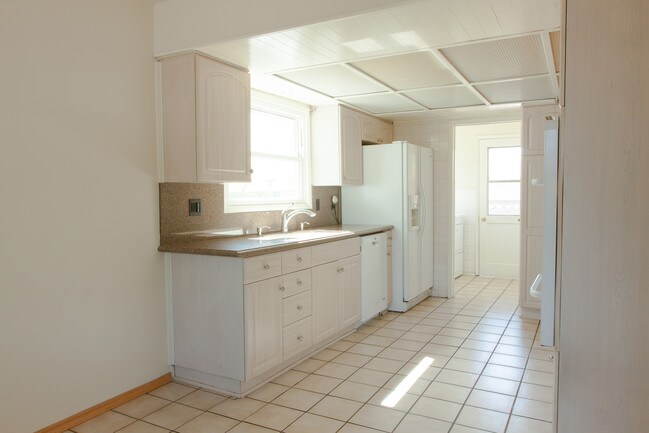 Building Photo - 8823 E Greenwood Ave