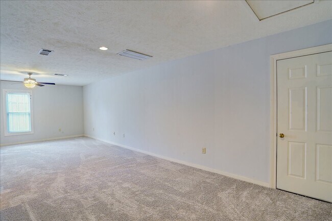 Building Photo - 405 River Pl