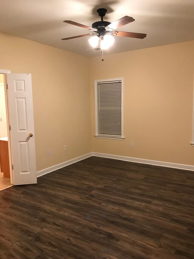 Building Photo - 1317 Island Pl E