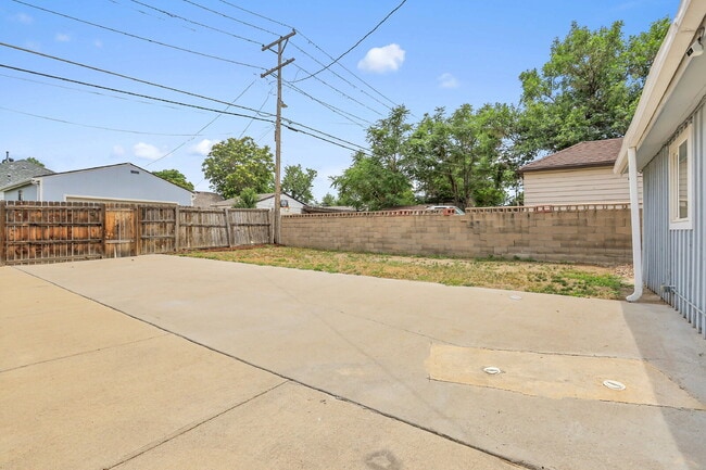 Building Photo - $2,850 - 3 Bed, 2 Bath Updated Home in Den...