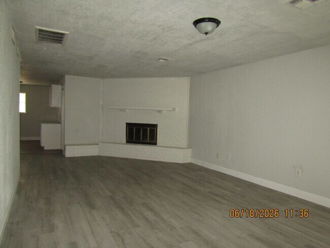 Building Photo - Freshly Painted/New Flooring home located closed to downtown Lawton/Ft. Sill