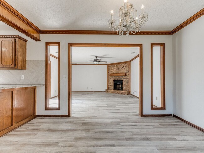 Building Photo - 3 Bed 2 bath!