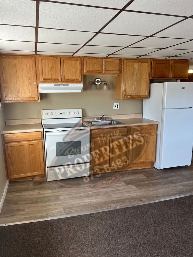 Building Photo - 12 Oak St