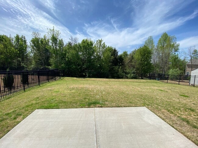 Building Photo - Move-in ready, 1.5 story home located in t...