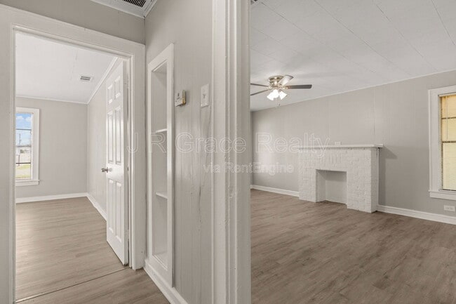 Building Photo - 1801 Reuter Ave