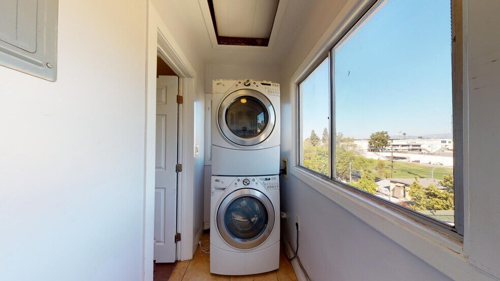 Building Photo - Modern & Spacious Home in East LA – Great Value and Prime Location!