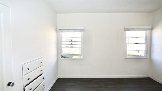 Building Photo - 364 Cliff Dr