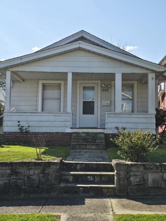 Building Photo - 1923 Monroe Ave