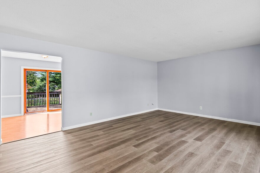 Building Photo - 204 Saxon Dr