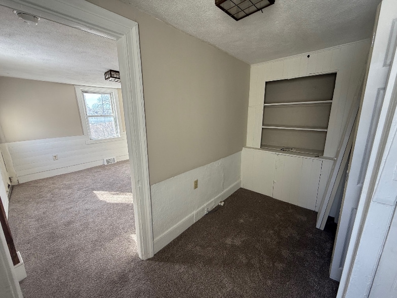 Building Photo - 1988 Centre St