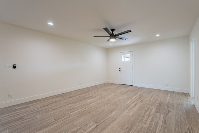 Building Photo - Stunning Clean Updated Home in Tempe!