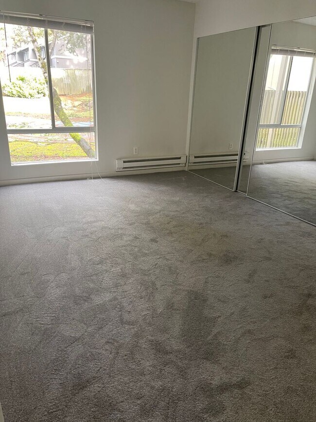 Building Photo - Ground Floor unit with a nice upgrade and small fenced Patio