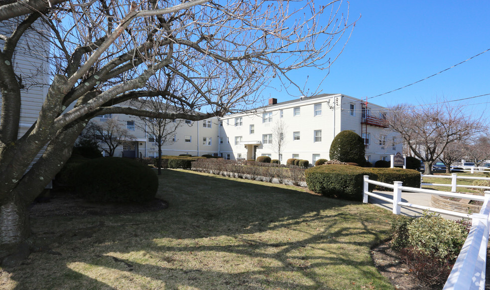 Building Photo - Maple Crest Apartments at Valley Stream