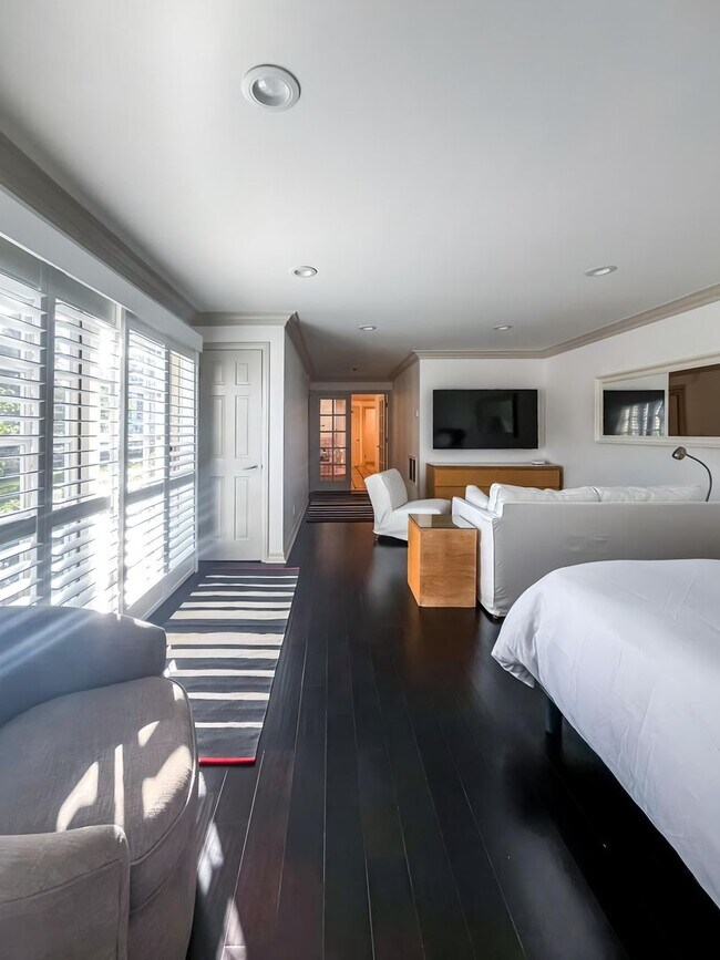 Building Photo - Unbelievable Furnished Studio Lease in WeH...