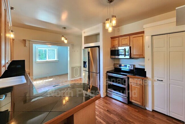 Building Photo - 2115 Oakes Ave