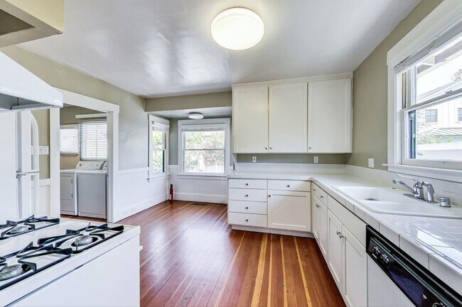 Building Photo - 2 Bedroom, 1 Bath + Office - Downtown Palo...