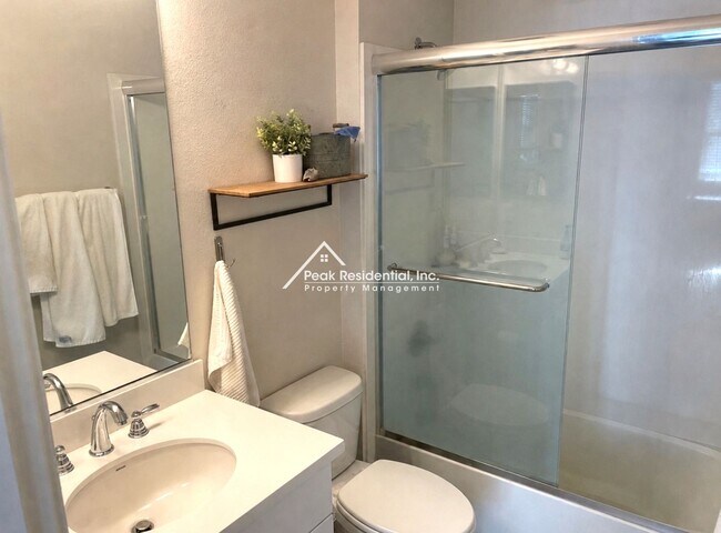 Building Photo - Beautifully Updated 1bd/1ba Land Park Area Condo with 1 Car Garage!