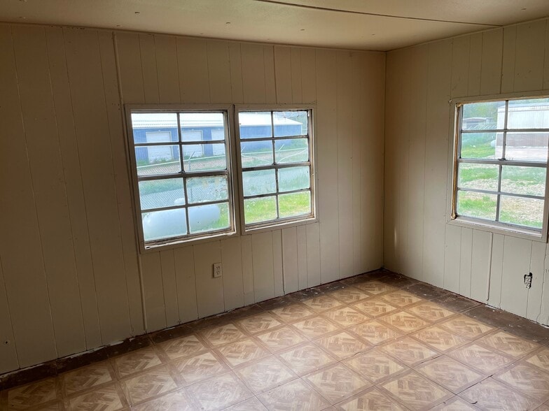 Building Photo - 1130 MT-135