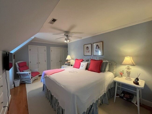 Building Photo - Incredible 5BD, 4.5BA House in Downtown Ra...