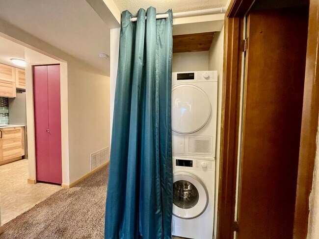 Building Photo - S. PDX 2Bed 2Bath ~ Condo~Near OHSU w/ 2 Reserved parking spots & Washer & Dryer!