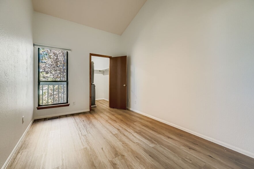 Building Photo - 5056 Buckingham Rd