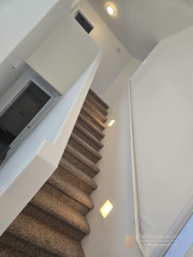 Building Photo - Fully remodeled, spacious 3 bed 2.5 bath, two-story home in Phoenix