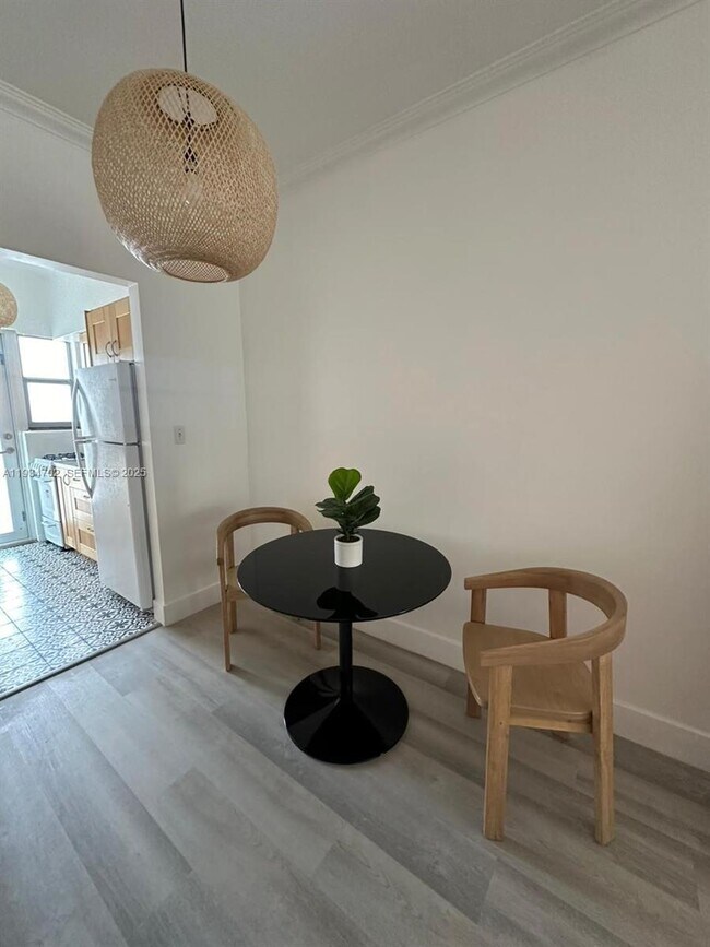 Building Photo - 1840 James Ave