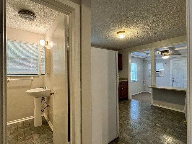 Building Photo - 207 W Phillips St