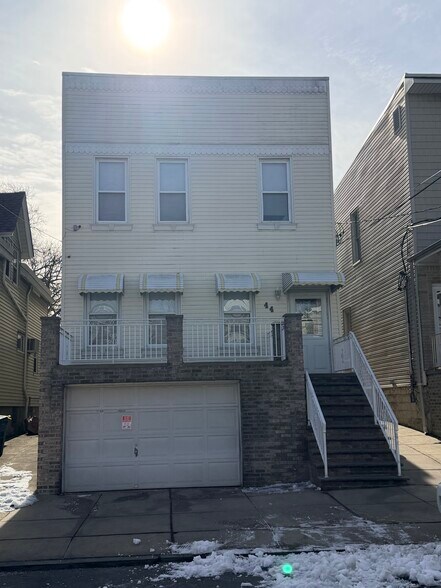 Building Photo - 44 W 7th St