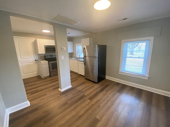 Building Photo - AVAILABLE TO SHOW!!!