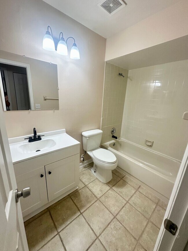 Building Photo - Incredible 3 bed 2 bath home in Apopka