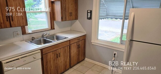 Building Photo - 975 Clifford Ave