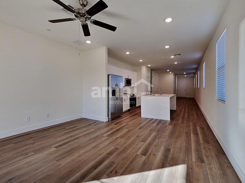 Building Photo - 866 English Primrose St