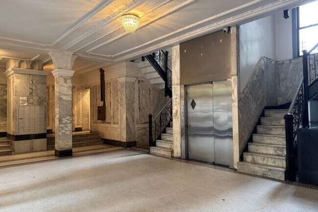 Building Photo - 55 Tiemann Pl