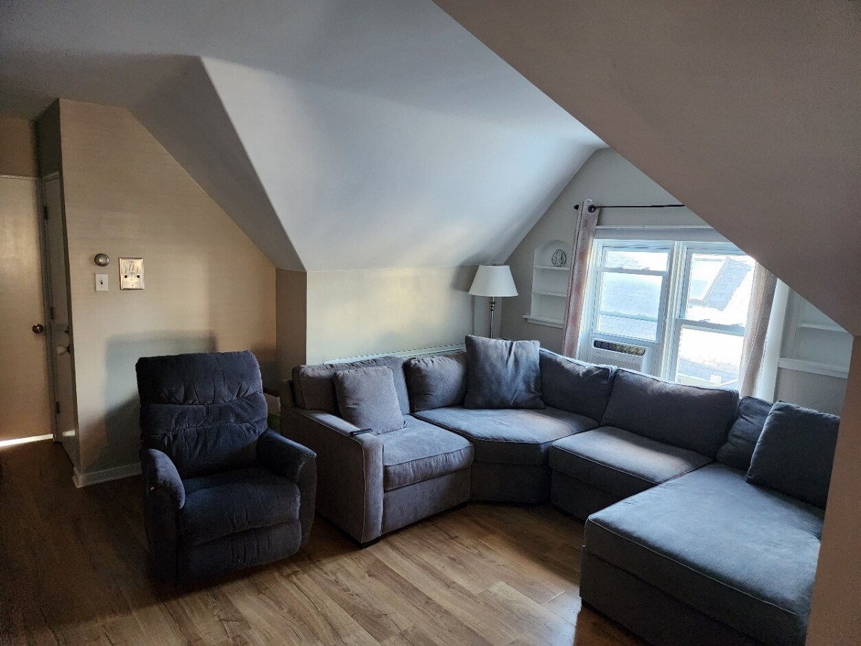 Building Photo - 316 S Grove Ave